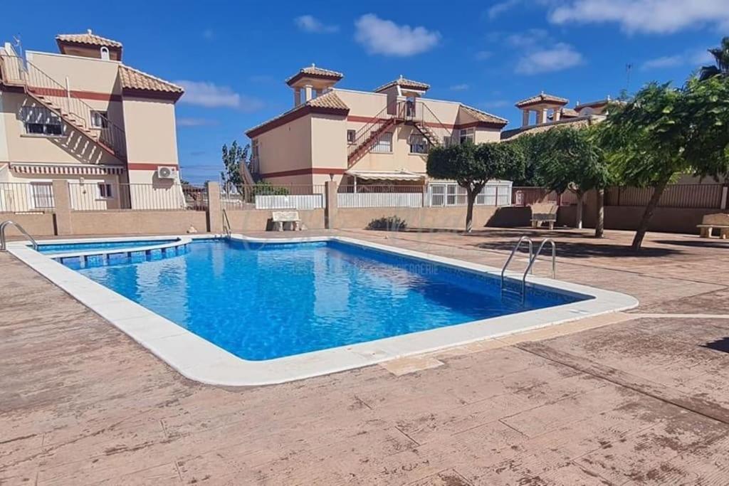 Agreable Appartement Avec Piscine Commune ซานเปรโดเดลปีนาตาร์ ภายนอก รูปภาพ
